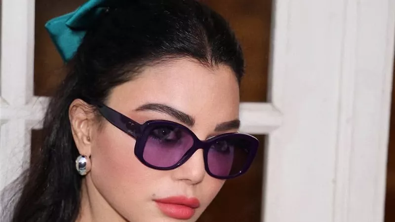هيفاء وهبي تخطف الأنظار بإطلالة أنيقة من توقيع إيلي صعب في باريس 