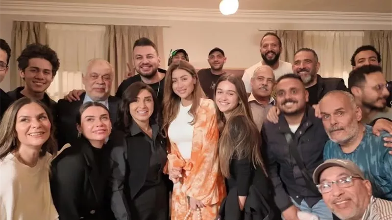 انتهاء تصوير مسلسل حسبة عمري واحتفالات من فريق العمل 