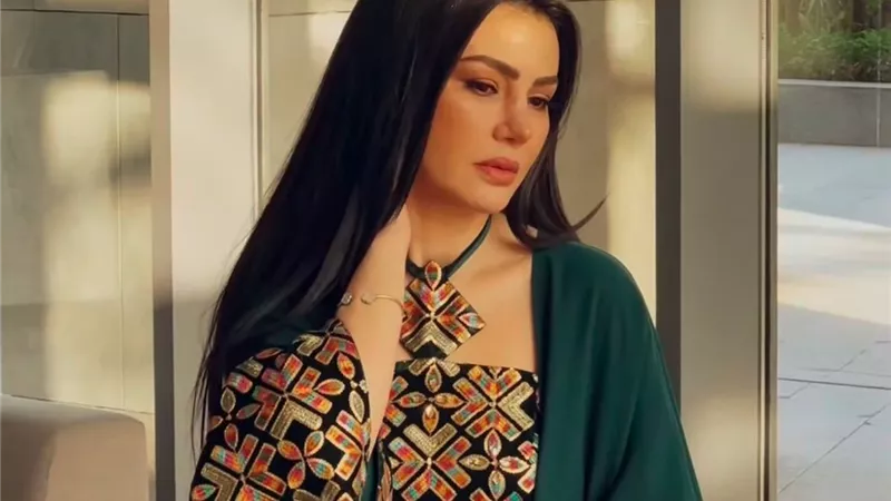  دينا فؤاد تخطف الأنظار بإطلالة ملكية بتوقيع نانسي العليمي 