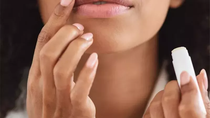 لعروس العيد.. كيفية علاج تشقق الشفاه وتجنبه في يوم زفافك 