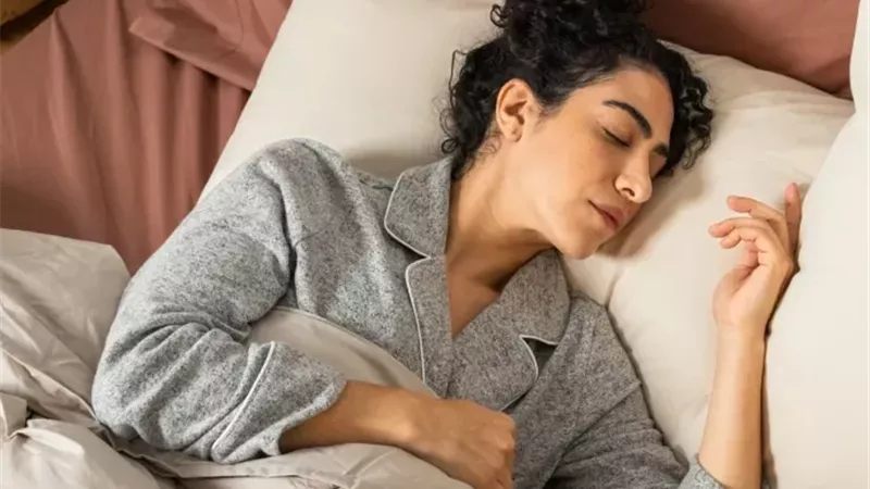 احذري.. النوم بهذه الطريقة يهدد بالتجاعيد