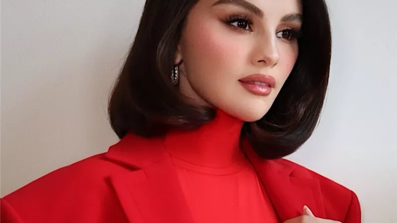 سيلينا غوميز تثبت أن اللون الأحمر هو لون قوتها مع Rare Beauty في نيويورك 