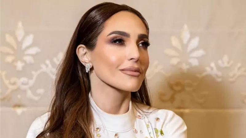 عبير نعمة تشارك جمهورها فرحة العيد بفستان أبيض أنيق من توقيع داليدا عياش 