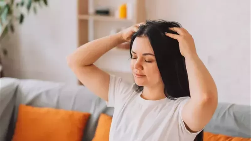 هل تدليك فروة الرأس يحسن نمو الشعر؟