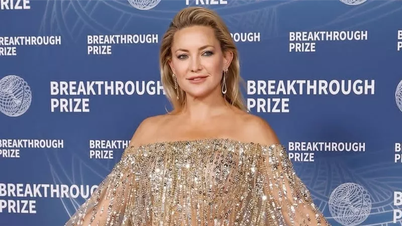 كيت هدسون تتألق بفستان ذهبي لامع  بتوقيع إيلي صعب في حفل جوائز Breakthrough Prize