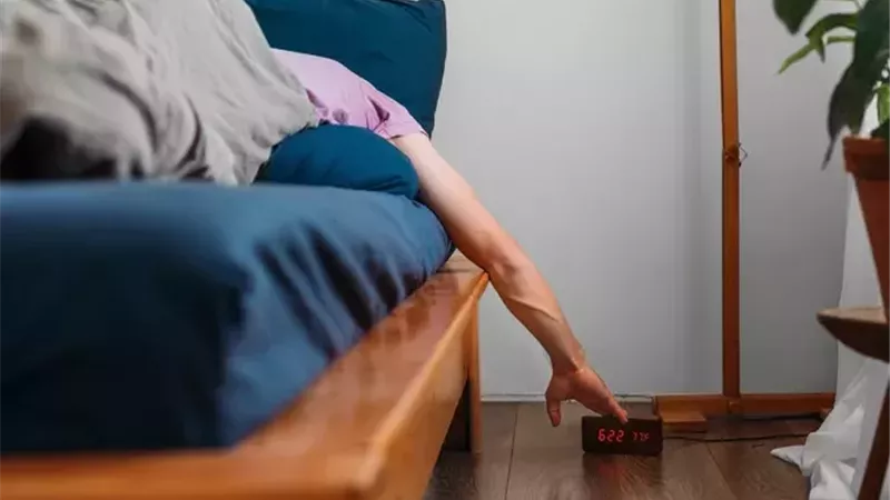 هل تؤجل المنبه؟.. إليك ما يحدث في جسمك عند الضغط على زر الغفوة 