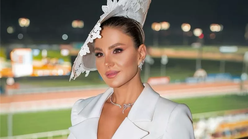 ديمة قندلفت تتألق بفستان أبيض أنيق من توقيع رامي القاضي في كأس دبي للخيول 