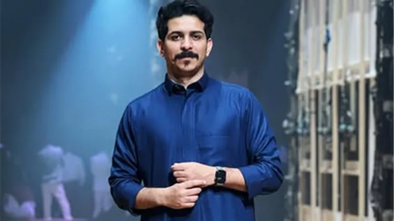 أيمن مطهر يشيد بمسرحية 