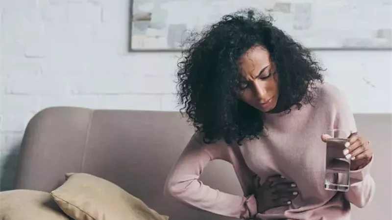 هل تشعر بألم في المعدة عند شرب الماء؟.. إليك الأسباب