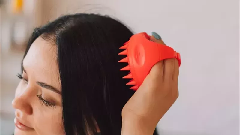 فوائد زيت الخروع للشعر.. هل يساعد على تعزيز نموه؟ 