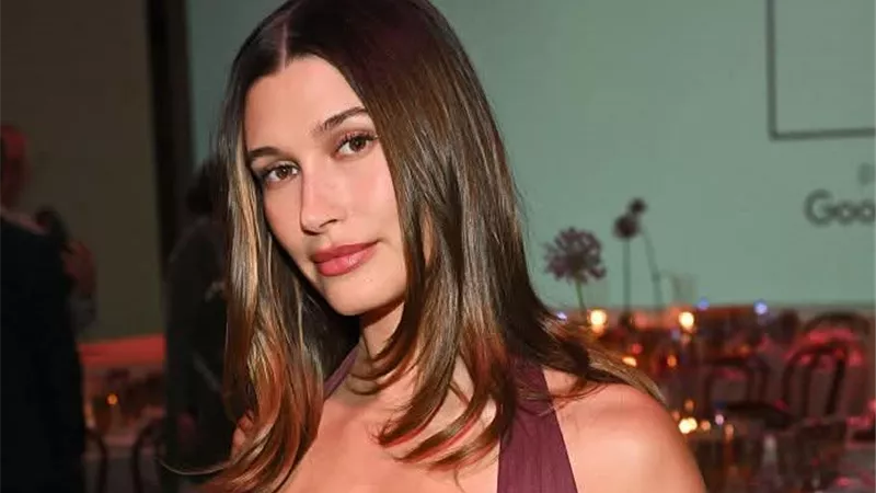هايلي بيبر تخطف الأنظار بإطلالة ساحرة من  سان لوران في حفل Fashion Trust بلوس أنجلوس 