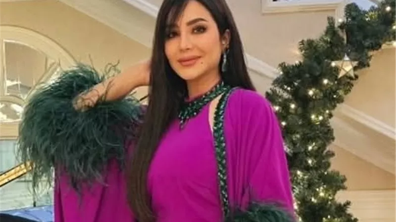 لجين عمران تتألق بإطلالة رمضانية أنيقة باللون البنفسجي من تصميم شهد الشارود 