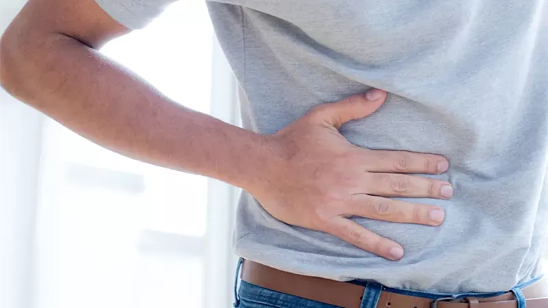 هل تشعر بألم في جانبك عند السعال؟.. إليك الأسباب