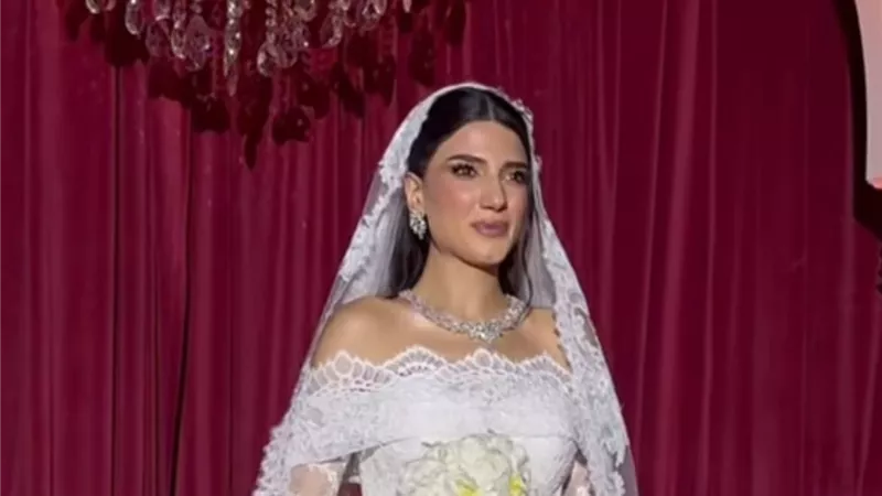 نارين بيوتي تتألق بفستان زفافها ببصمة إيلي صعب