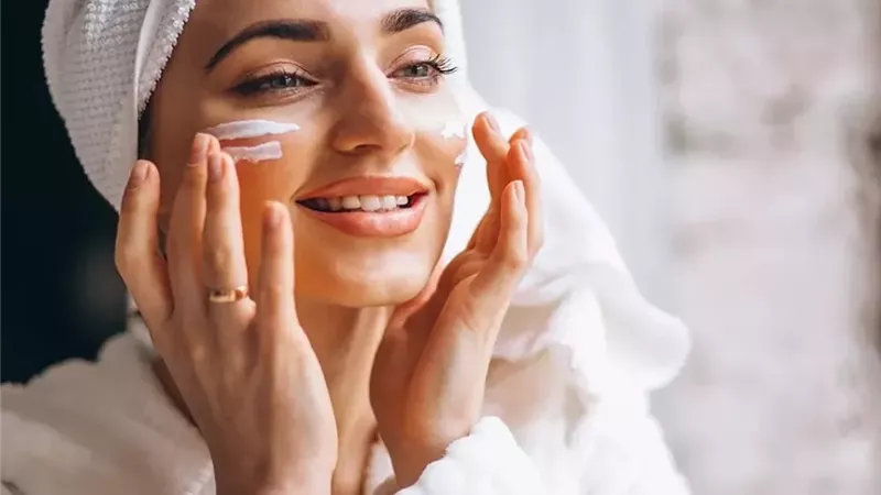 تسبب الالتهابات والحروق.. مكونات العناية بالبشرة لا يجب خلطها أبدًا مع بعض 