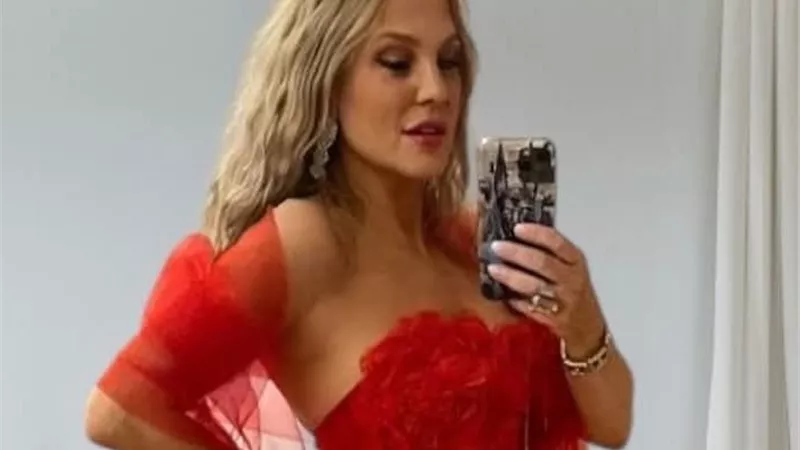 شيرين رضا تخطف الأنظار بإطلالة حمراء من توقيع هشام أبو العلا