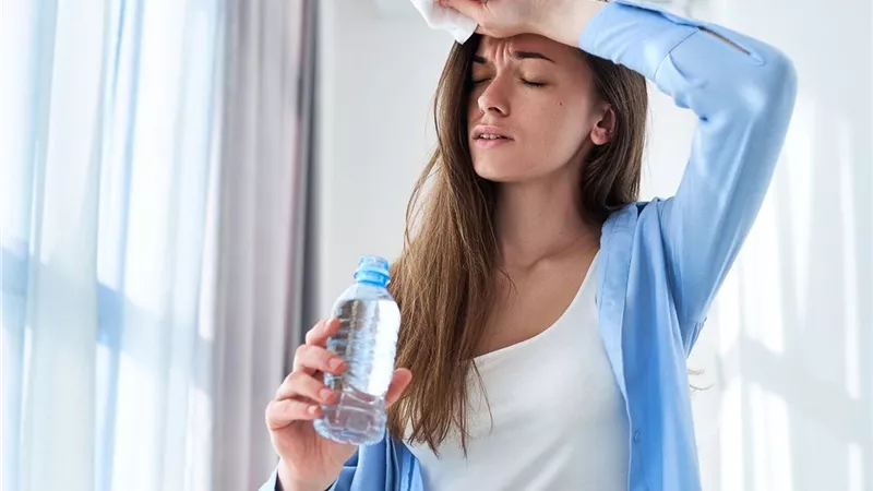 أهمها تجنب بعض الأطعمة.. طرق طبيعية تساعدك على التخلص من التعرق المفرط