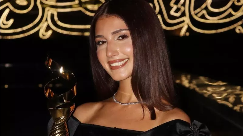 نارين بيوتي تحتفي بفوزها بجائزة إيمي غالا كأفضل مؤثرة للجمال العربي لعام 2025