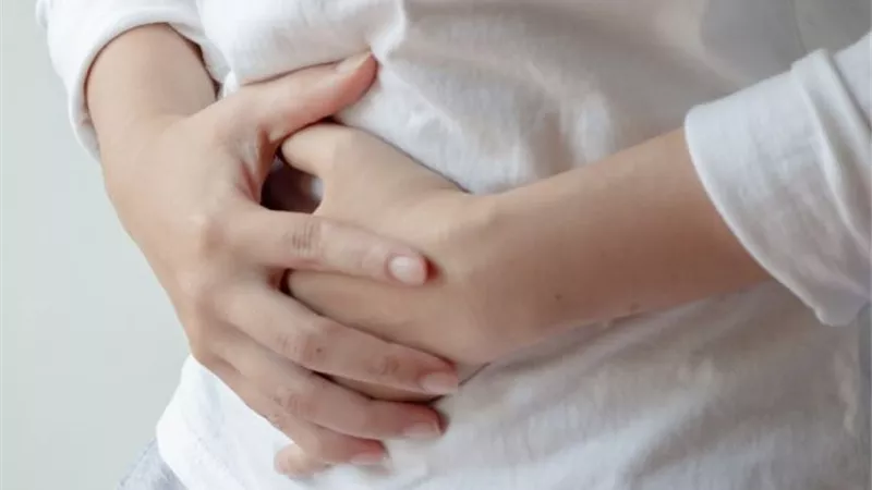 أهمها شرب الماء.. 5 نصائح لتجنب انتفاخ البطن 