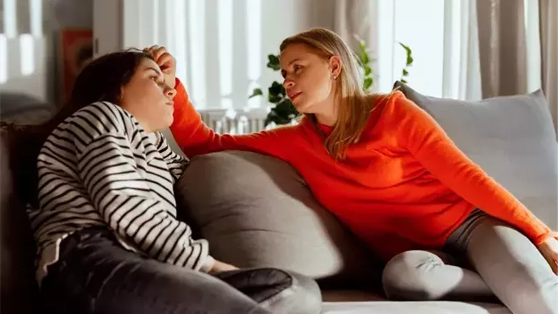 10 علامات تشير إلى اقتراب أول دورة شهرية لابنتك