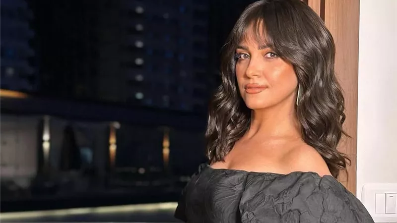 ريهام عبدالغفور تتألق بفستان أسود أنيق من توقيع أماني الشريف في مهرجان الإسكندرية للفيلم القصير 
