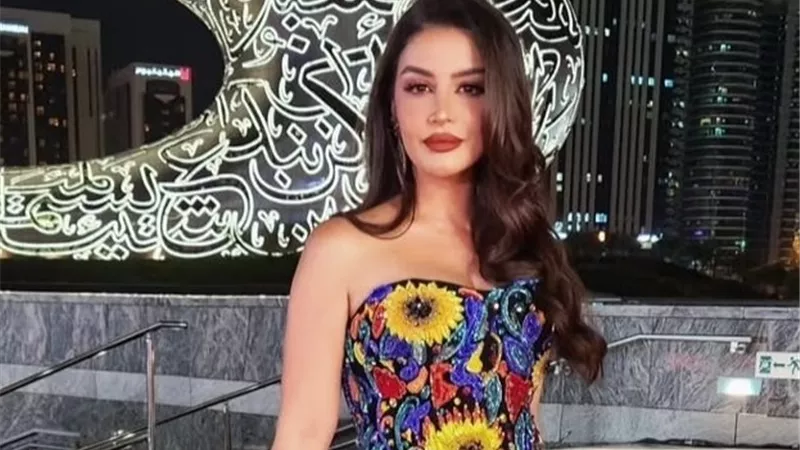 رولا عادل تتألق بإطلالة جريئة على السجادة الحمراء في حفل EMIGALA 2025