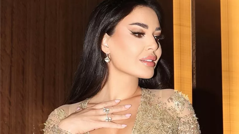 ببصمة مارلي.. سيرين عبد النور تشعل الأضواء بإطلالة لامعة في دبي 