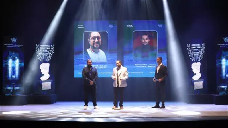 إهداء درع مهرجان الإسكندرية للفيلم القصير إلى الدكتور يوسف العميري