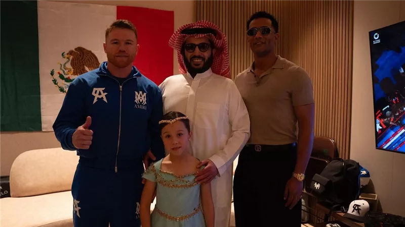 تركي آل الشيخ يشوق الجمهور لمشروع يجمع محمد رمضان وبطل الملاكمة كانيلو 
