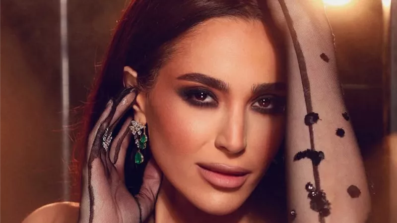 عبير نعمة تتألق بمكياج سموكي ببصمة سامر خزامي وفستان أنيق من نيكولا جبران
