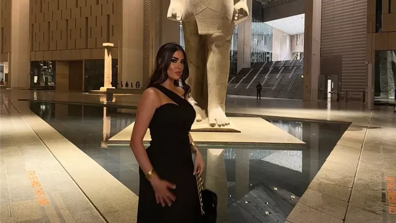 ميرنا نور الدين تتألق في زيارة للمتحف المصري الكبير بفستان أسود أنيق 