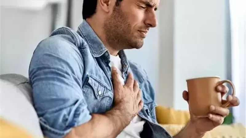 حرقة المعدة تمنعك من النوم ليلا؟.. ثلاث طرق طبيعية للوقاية منها 