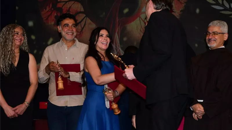 منى زكى تحصد جائزة أفضل ممثلة عن فيلم رحلة 404 من مهرجان المركز الكاثوليكي