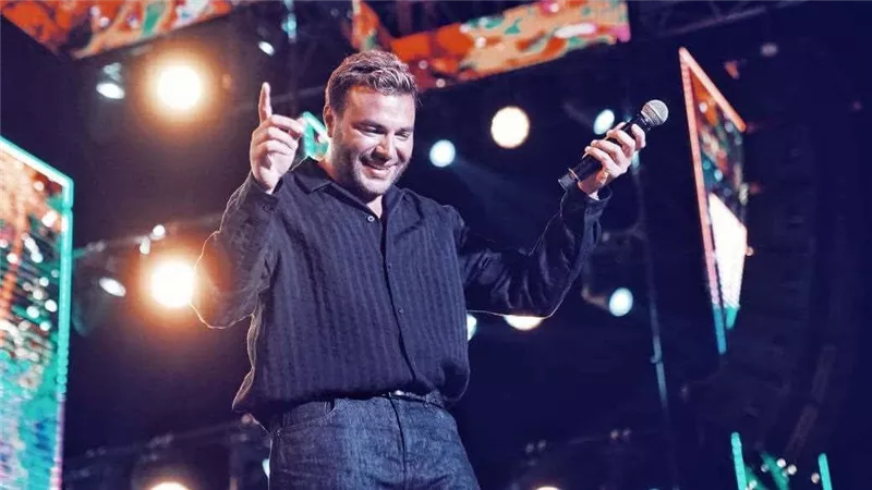 رامي صبري يتألق في حفل البطولة العربية للجولف بحضور كامل العدد 