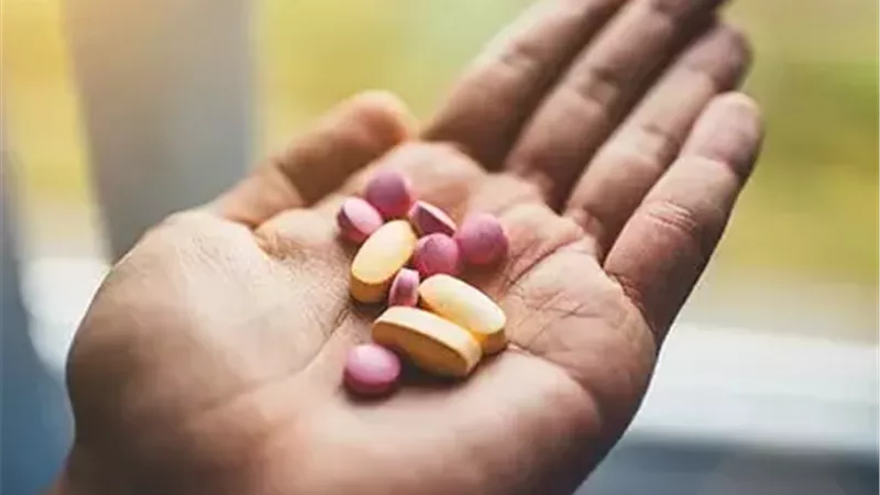 ما هي الفيتامينات والمكملات الغذائية التي لا ينبغي تناولها معًا؟