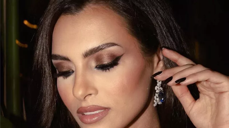 كارمن سليمان تخطف الأنظار بفستان أزرق معدني 