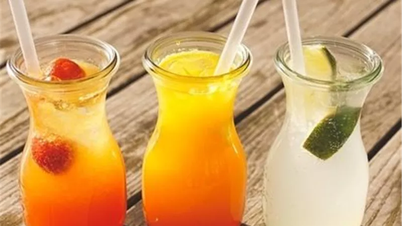 من الصودا إلى مشروبات الطاقة.. إليك مخاطر شرب هذه المشروبات الصيفية الشائعة 