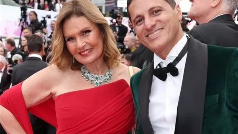 يسرا تشعل  السجادة الحمراء في مهرجان كان بفستان أحمر أنيق من توقيع رامي قاضي 