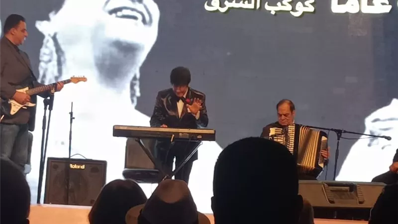 في لحظة مؤثرة.. حسام الحسيني يرافق والده مجدي الحسيني أثناء عزفه لأم كلثوم بمهرجان القاهرة للسينما الفرنكوفونية 