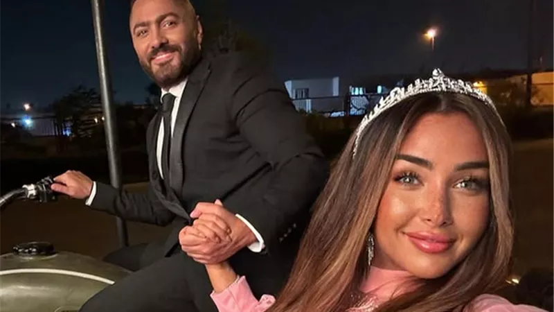 أشرس قصة حب.. هنا الزاهد تنشر صورة لها مع تامر حسني 