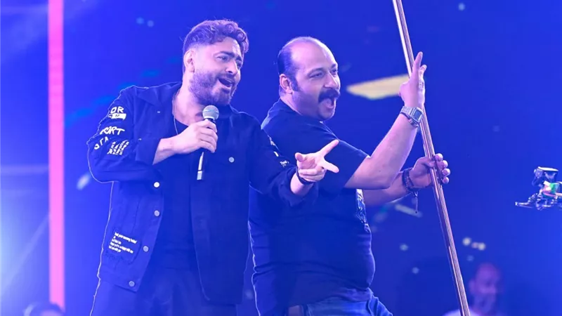 صور.. محمد ثروت على مسرح تامر حسني للمرة الثانية في شهر 