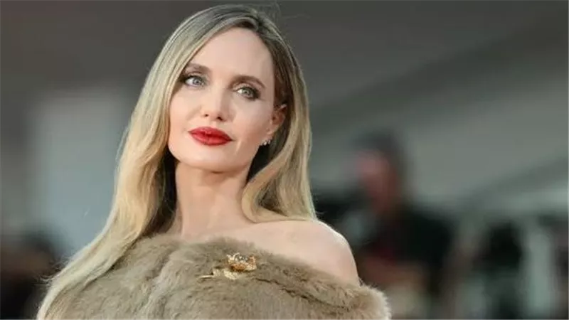في  عيد ميلادها الـ51.. رحلة عبر أناقة أنجلينا جولي بتوقيع أبرز المصممين 