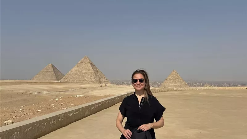 ريا أبي راشد في جولة سياحية بأهرامات الجيزة مع ابنتها وزوجها 