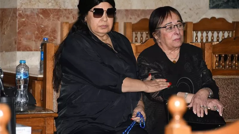 خالد النبوي وفيفي عبده ولبلبة.. توافد نجوم الفن لحضور عزاء سميحة أيوب بمسجد عمر مكرم