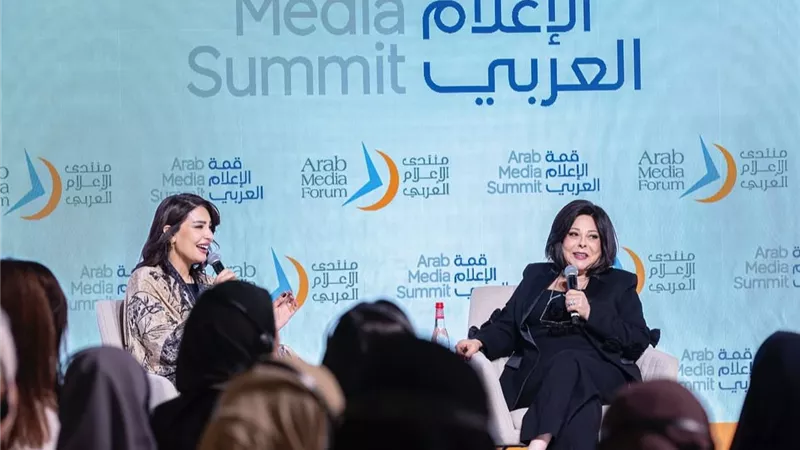 تكريم إسعاد يونس في قمة الإعلام العربي بدبي