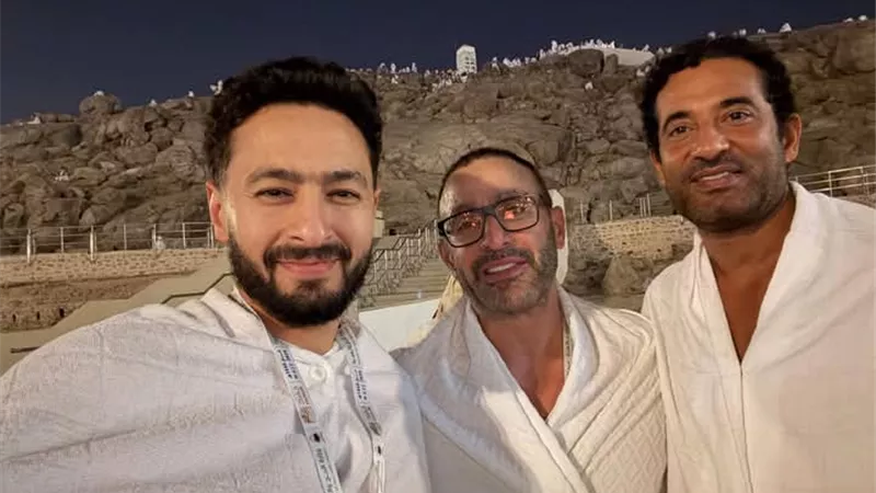 حمادة هلال ينشر صور تجمعه بأحمد السقا وعمرو سعد ويهنئهم بأداء مناسك الحج 