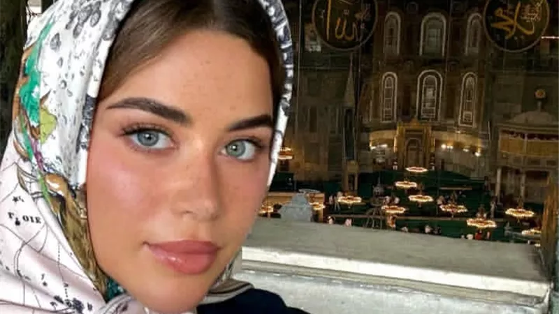 يارا السكري تزور مسجد آيا صوفيا بالحجاب 