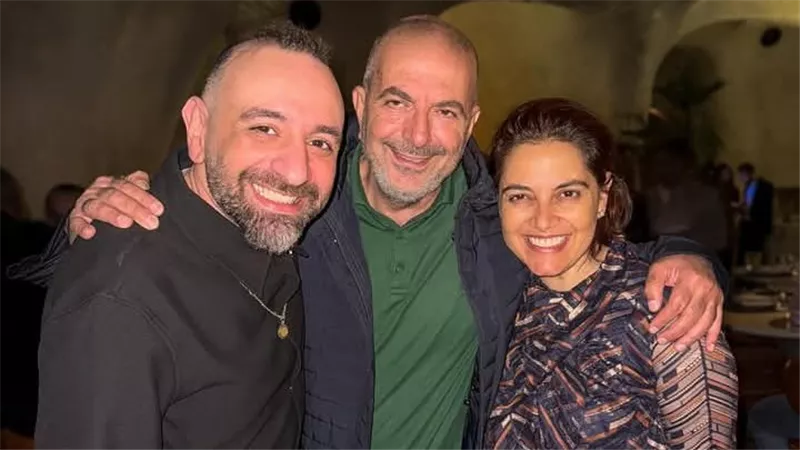 عمرو سلامة يشارك صورة تجمعه بالمخرجين الفلسطينيين هاني أبو أسعد وأميرة دياب: 