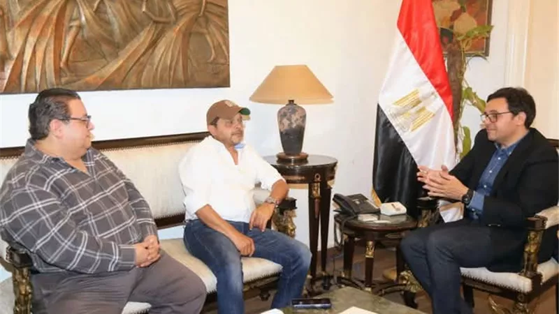 محمد هنيدي في ضيافة وزير الثقافة لبحث التعاون المسرحي في المحافظات