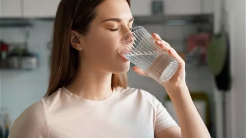 مع ارتفاع درجات الحرارة.. علامات للجفاف تشير لعدم شرب الماء بشكل كافي 